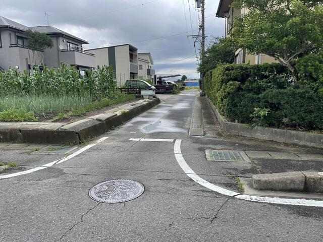 知らない町で きさらぎ駅 異世界 都市伝説 Heavyweight Hoodie by villon